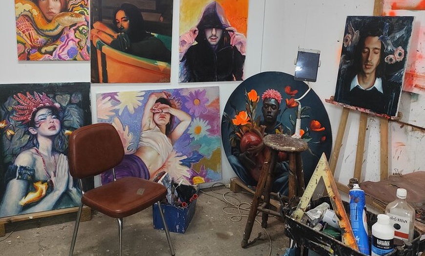 Image 8: Tour privado de galerías de arte con vino en el barrio de arte de B...