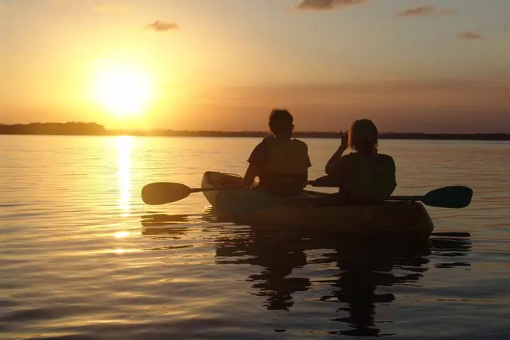 Rainbow Beach: Dolphin & Wildlife Ocean Kayak & Beach 4WD Tour