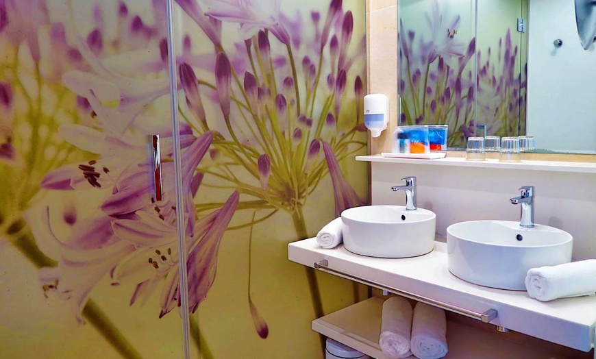 Image 3: ✈ COSTA BARCELONA | Malgrat de Mar - Sumus Hotel Monteplaya - Adult...