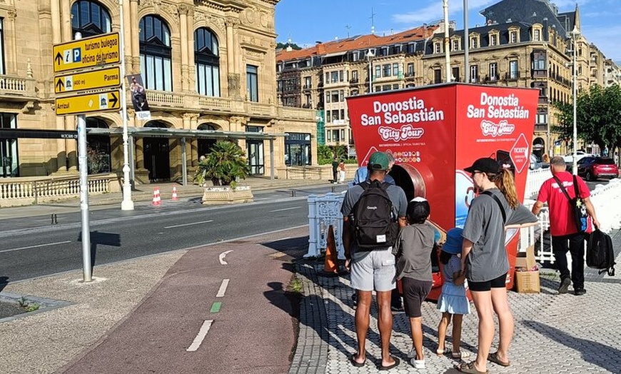 Image 7: Visita turística en autobús turístico por San Sebastián