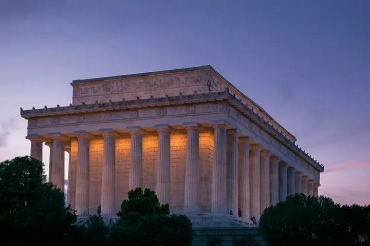 DC Night Tour with 10+ Monuments, Cherry Blossoms, Tidal Basin