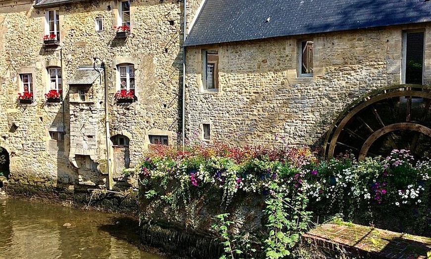 Image 3: Découvrir Bayeux Visite privée à pied avec Guide local