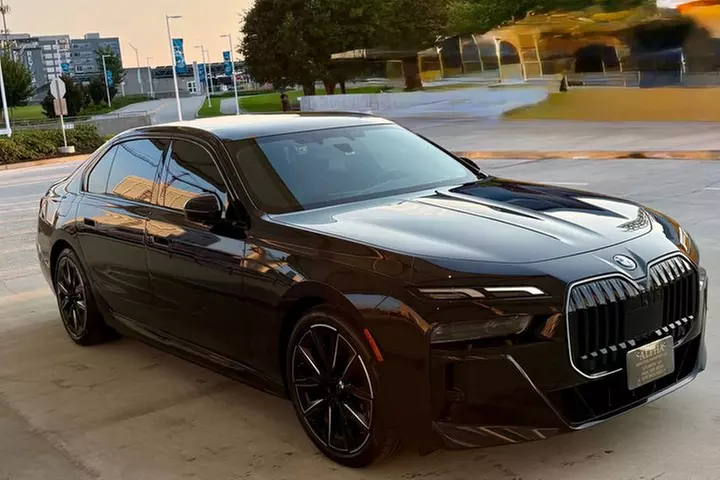 Luxury Airport Transfer in a BMW I7 E Drive 50