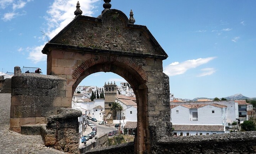 Image 3: Excursión privada de un día a Ronda con entrada a la plaza de toros...