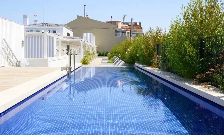 Image 1: ✈ SPAGNA | Barcellona - Seventy Barcelona 4* - Piscina sul tetto
