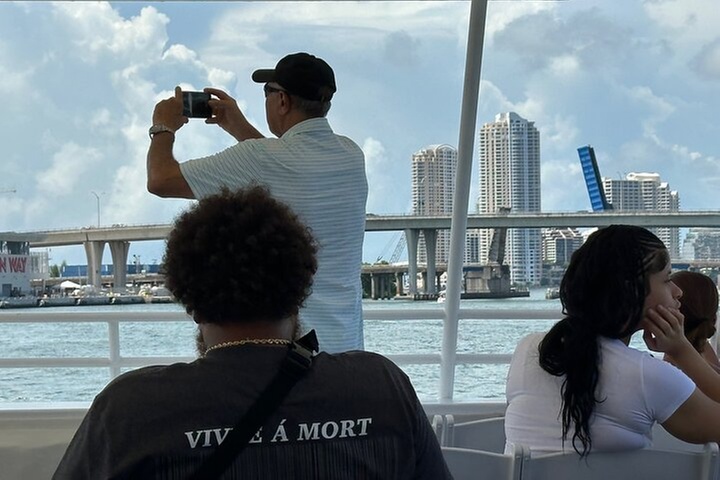 Miami Skyline 75 Min Cruise Tour Biscayne Bay Millionaire Homes