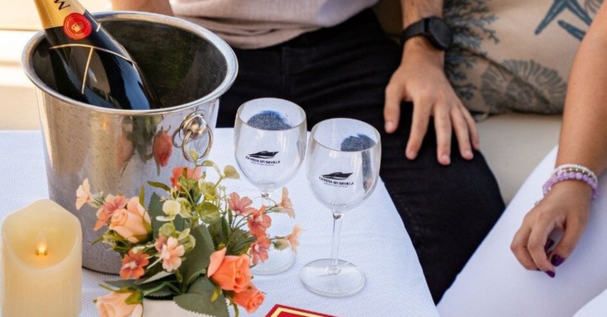 Paseo romántico en barco por Sevilla con Moët Chandon