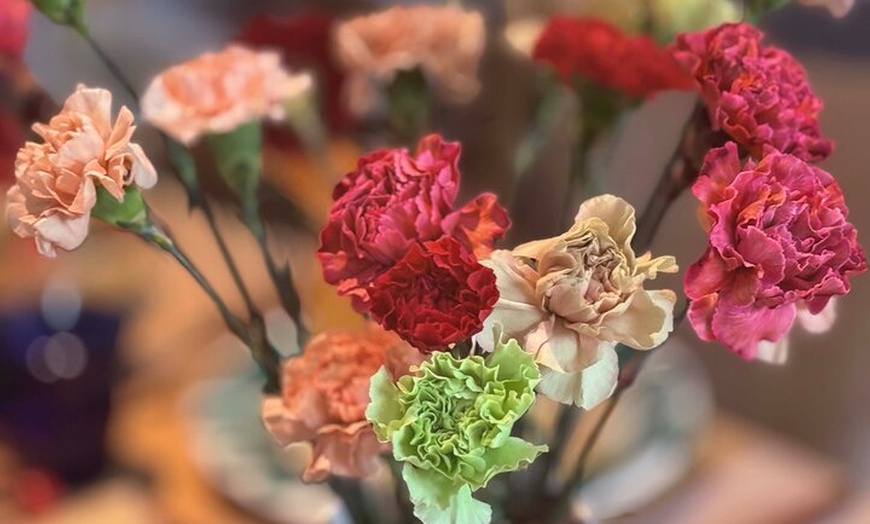 Image 18: Brunch español gourmet en una galería de arte privada oculta