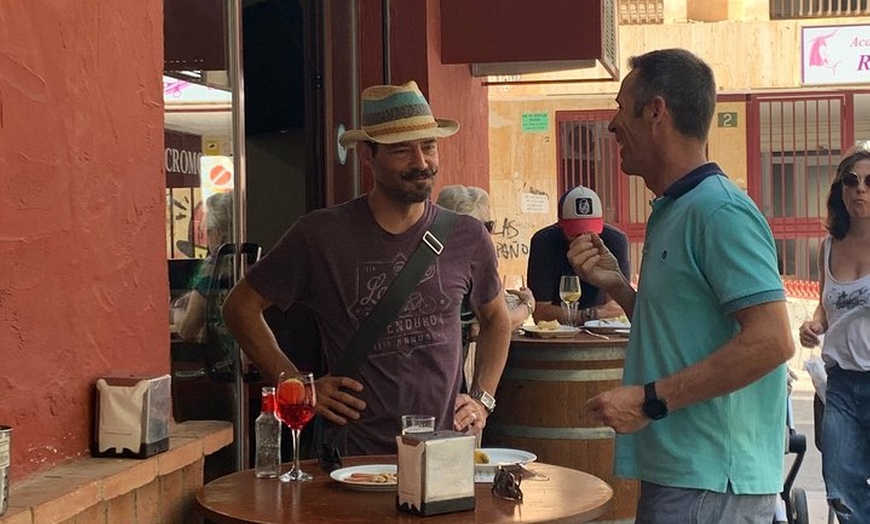 Image 3: Secretos de Almería - Tapas SOLO comida y bebida tour