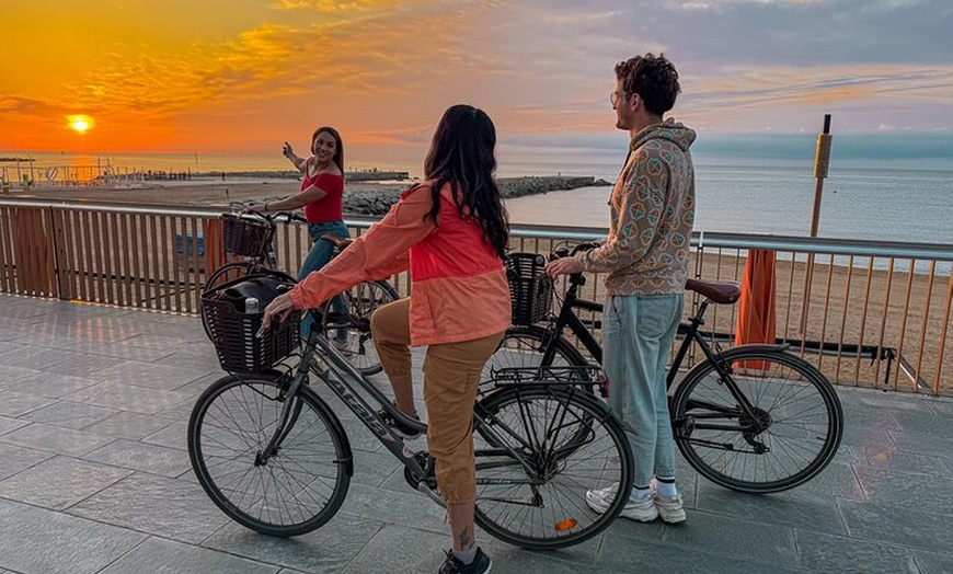 Image 4: Recorrido en bicicleta al amanecer: Barcelona ante las multitudes