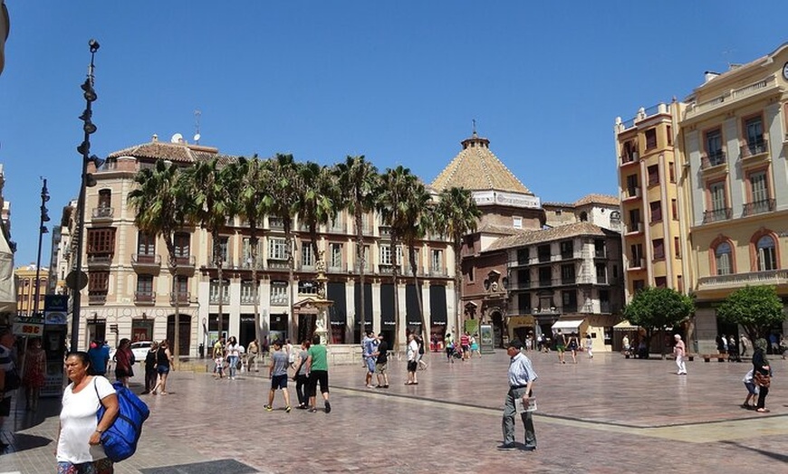 Image 2: Recorrido a pie privado por el centro de la ciudad de Málaga con de...