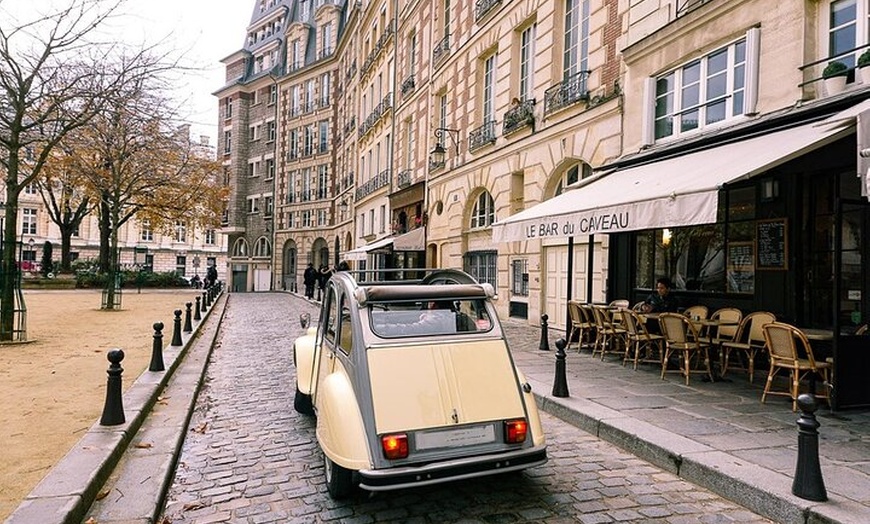Image 5: Découvrez Paris avec style à bord d'une voiture vintage française c...