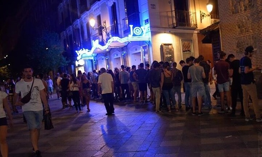 Image 28: Pubcrawl de Halloween en Madrid – Barra libre, chupitos y entrada V...