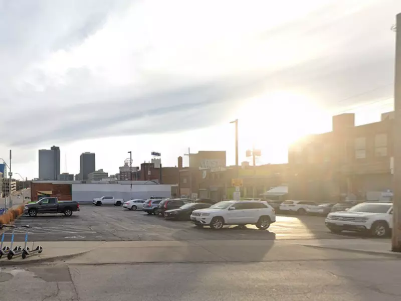 Parking at 1800 Oak St. Lot