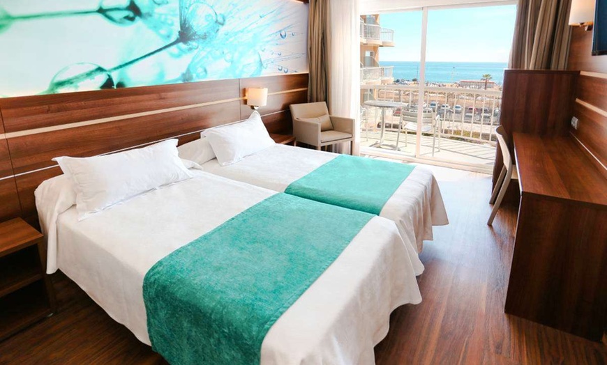 Image 4: ✈ COSTA BARCELONA | Calella - Hotel Volga 4*, 2 nachten - Aan zee