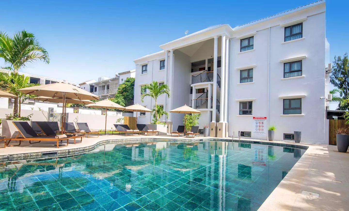 ✈ MAURITIUS | Flic en Flac - GoSun Beach Residence 3*, 5 Nächte - Außenpool - Primary Image
