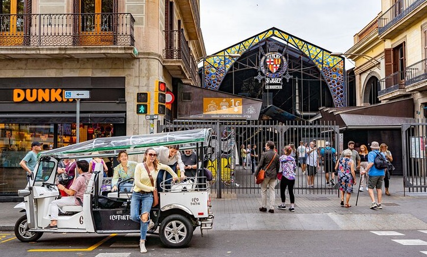 Image 2: Tour de Bienvenida a Barcelona en Eco Tuk Tuk Privado