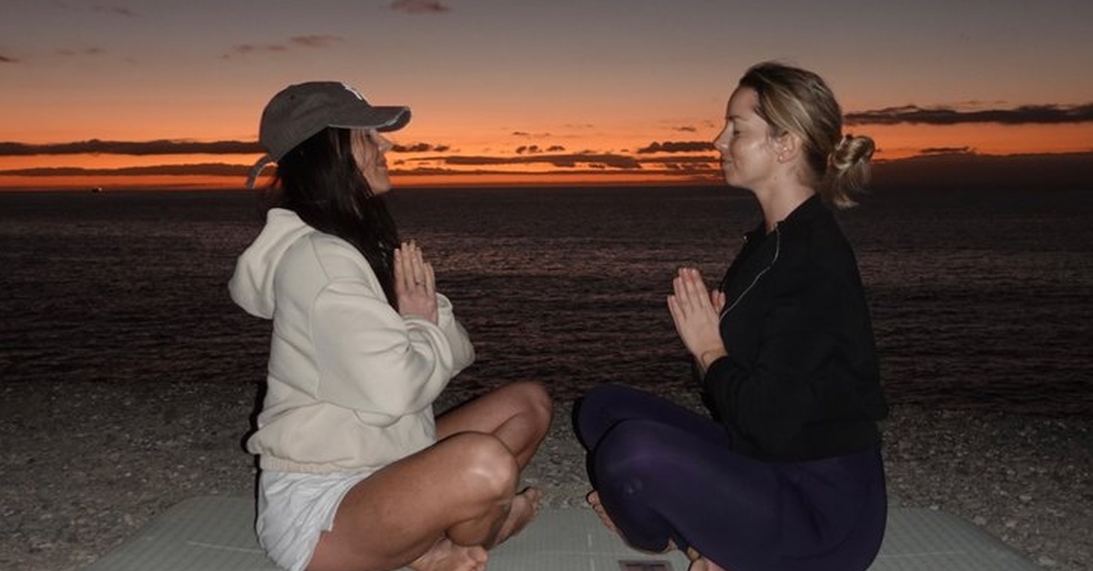 Sesión de yoga al atardecer junto al océano en Tenerife