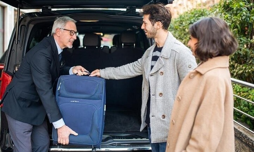 Image 3: Gatwick Airport To Central London Private Roundtrip Transport