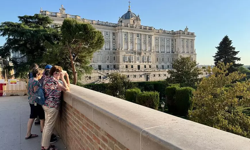 Image 1: Visita guiada al Palacio Real de Madrid para grupos pequeños con ca...