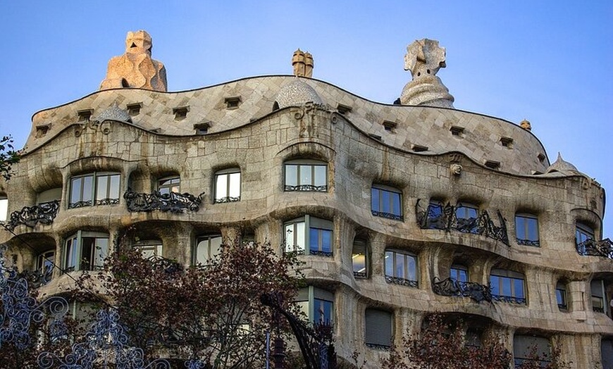 Image 3: Recogida en el aeropuerto privado y tour panorámico por Barcelona