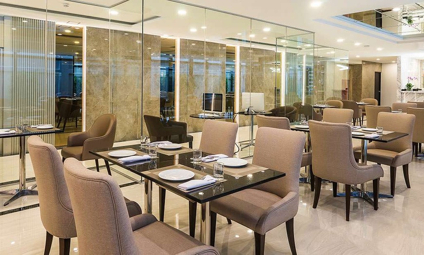 Image 6: ✈ MIDDEN VAN THAILAND | Bangkok - SureStay Plus Hotel by Best Weste...