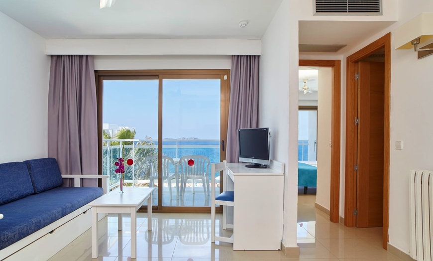 Image 6: ✈ IBIZA | Bahía de Sant Antoni - Aparthotel Nereida 3* - Tout inclus