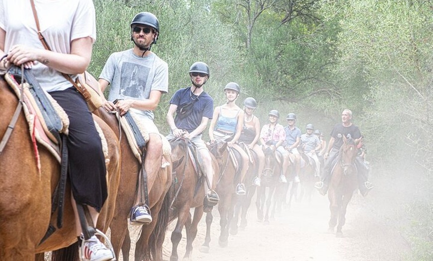 Image 3: Paseo a caballo y barbacoa con Experiencia de vaqueros en espectácu...