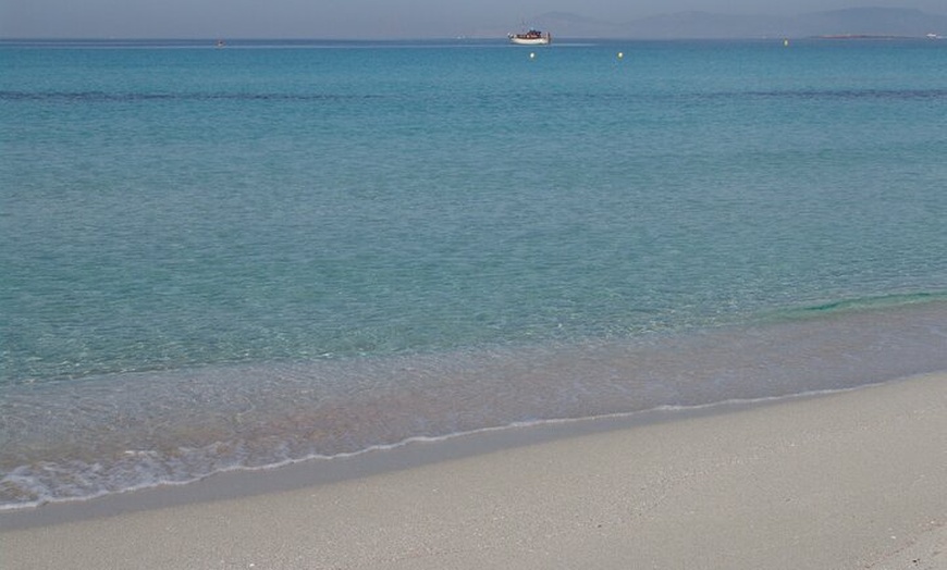 Image 9: Excursión desde Ibiza a Playa de Illetas en Catamarán con Comida
