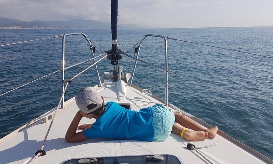 Image 8: Tour al atardecer en Barco Velero en Barcelona con Cava