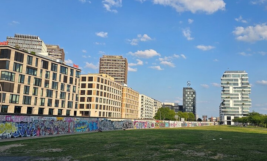 Image 11: Das echte Berlin - Street, Food und History - Tasty Bike Tour