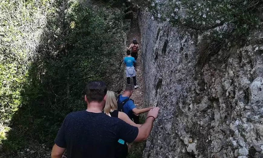 Image 10: Montserrat, una tierra de santuarios: Excursión de senderismo de un...