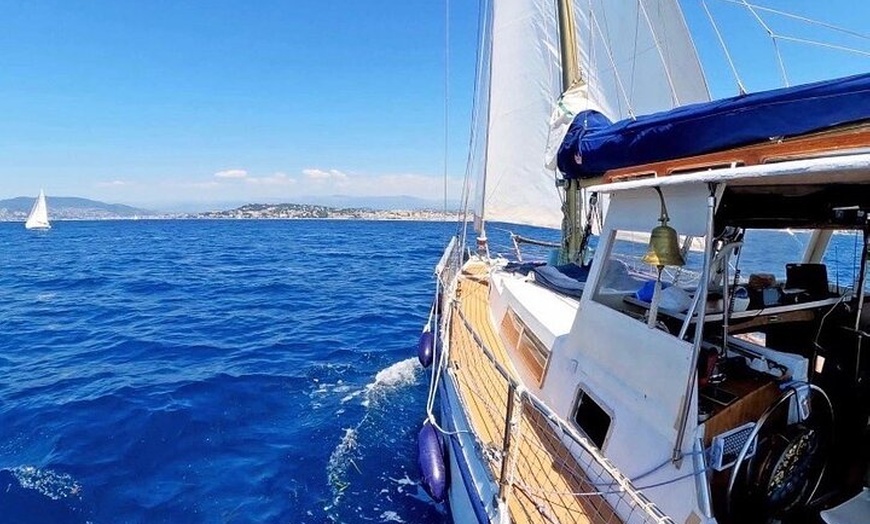 Image 7: Croisière hivernale en voilier chauffé en baie de Cannes