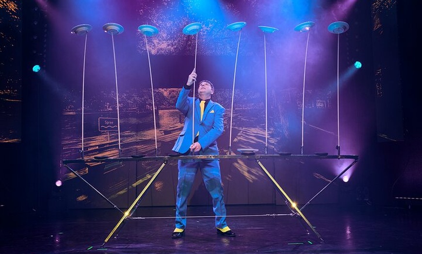 Image 8: Wintergarten Varieté "VARIETÉ GAGA - The Crazy Berlin Show"