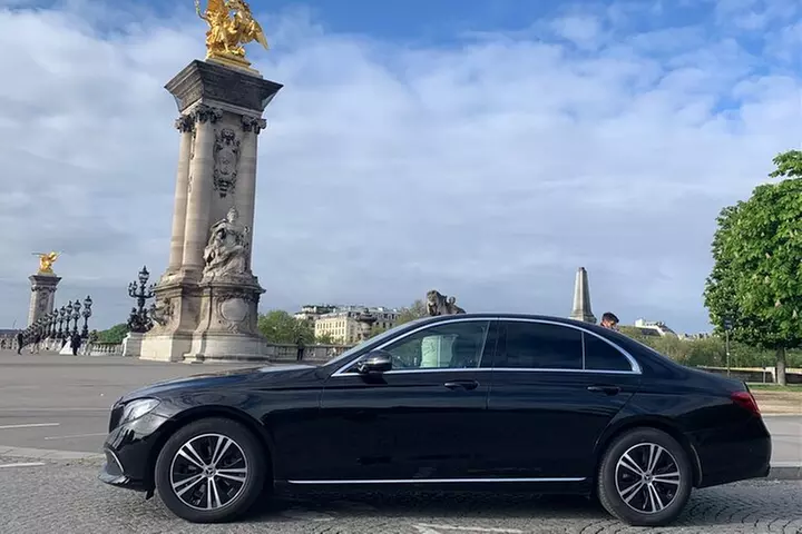 Cabaret Show au Crazy Horse Paris avec chauffeur privé - Primary Image