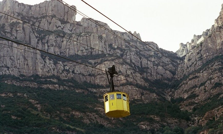 Image 4: Tour Montserrat : Almuerzo y visita a la bodega con recogida gratui...