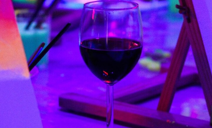 Image 13: Arte y Vino Pinta una Bolsa de Tela Neón y Bebe Vino