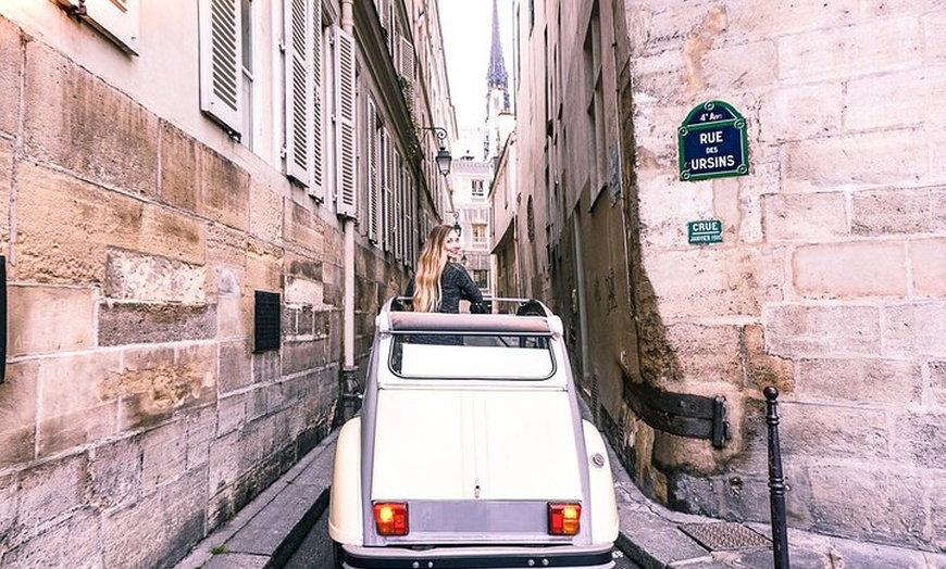 Image 6: Découvrez Paris avec style à bord d'une voiture vintage française c...
