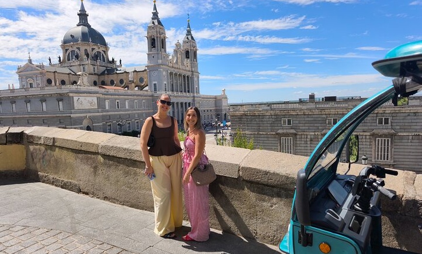 Image 1: Tour Privado con Tuk Tuk Zero: Corazón Histórico. 1h 15min