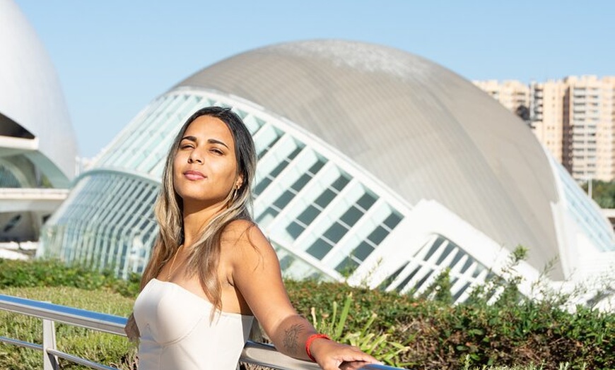 Image 3: Sesión de fotos profesional de Valencia en la Ciudad de las Artes y...