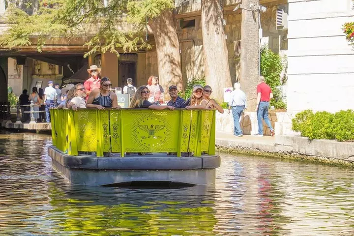 San Antonio Small Group Walking Tour with Riverwalk Boat Cruise