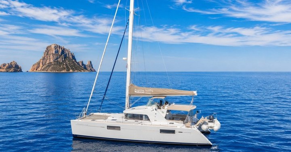 Experiencia privada en catamarán de Ibiza a Formentera