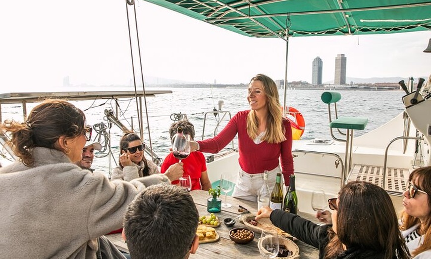 Image 6: Cata de vinos y tapas Premium de Barcelona en Catamarán - Grupo peq...