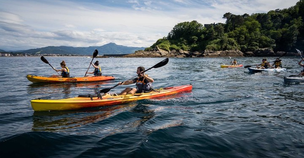 Actividad de kayak y snorkel en la isla de Amuitz, cerca de Hondarribia