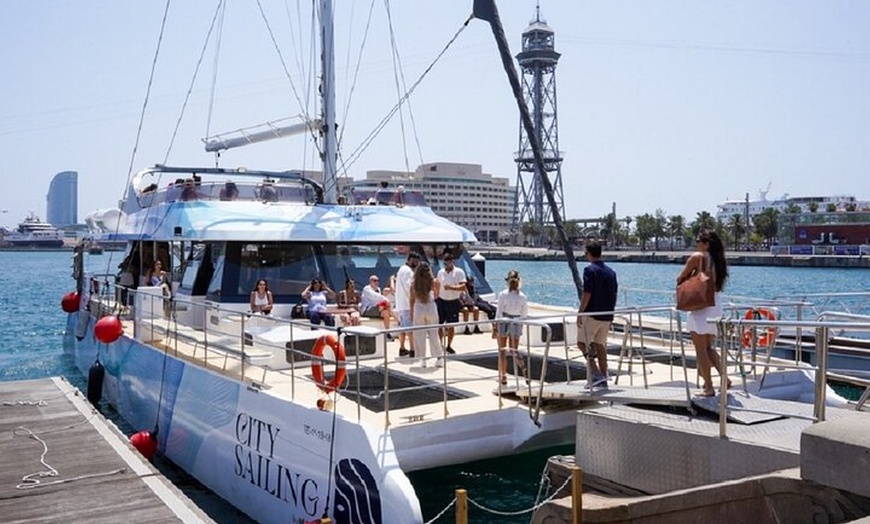 Image 9: Crucero en catamarán al atardecer con música en directo en Barcelona
