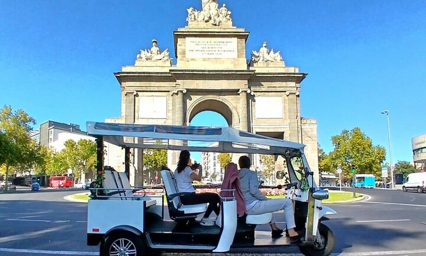 Image 2: Tour privado por el casco antiguo de Tuk Tuk y las principales atra...