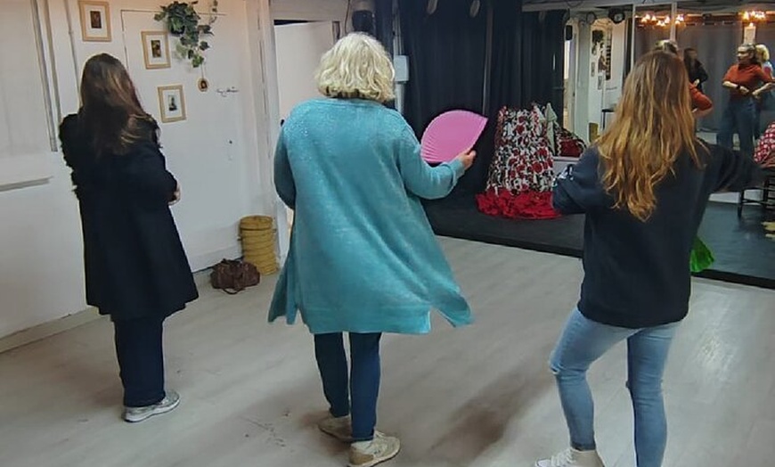 Image 3: Flamenco por un Día Tour guiado por Sevilla, taller y degustación