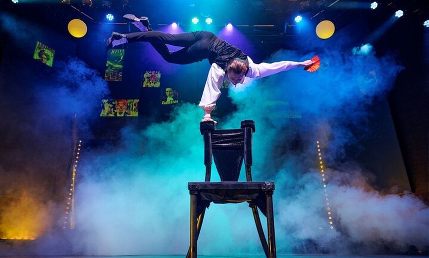 Image 4: Wintergarten Varieté "FLYING LIGHTS" inkl. Flying Steps