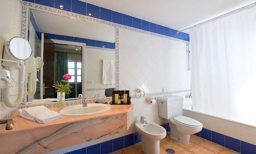 Image 16: ✈ COSTA DEL SOL | Marbella - BlueBay Banús 4*, 3 Nächte - Außenpool