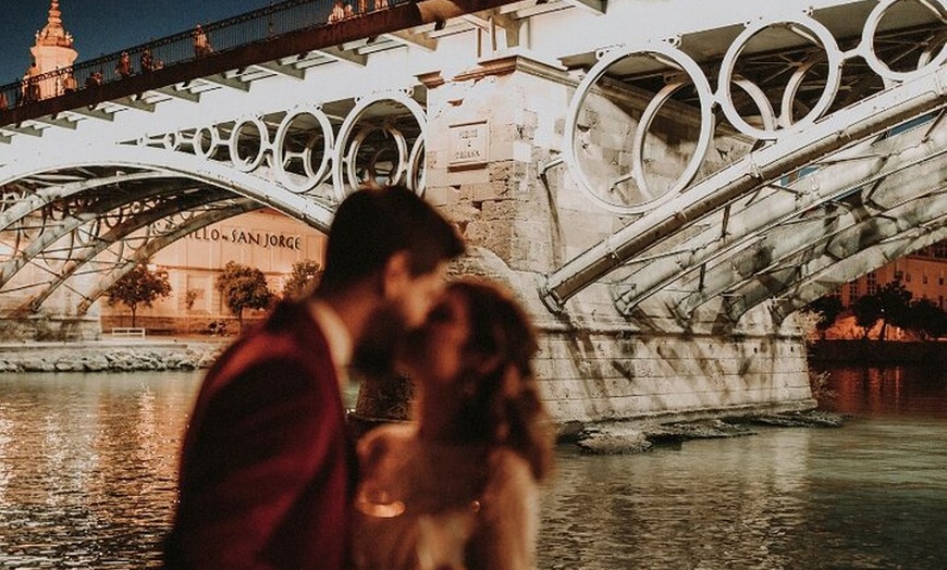 Image 2: Paseo Romántico en Barco 90 minutos con Möet Chandon